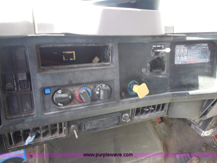 image for item H9752 1995 International 2554 dump truck