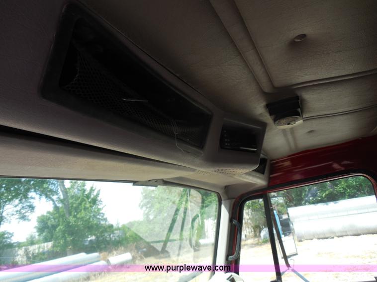 image for item H9752 1995 International 2554 dump truck