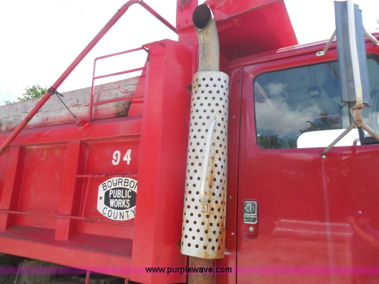 image for item H9752 1995 International 2554 dump truck