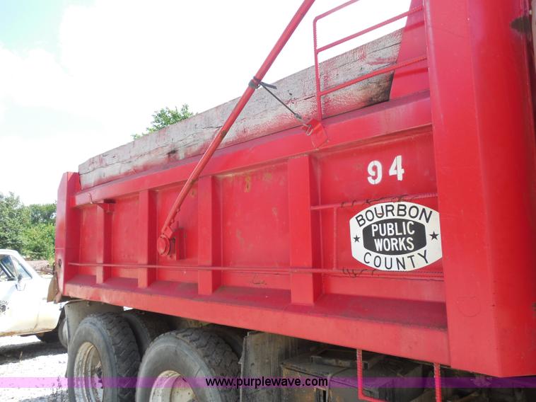 image for item H9752 1995 International 2554 dump truck