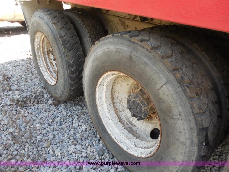 image for item H9752 1995 International 2554 dump truck