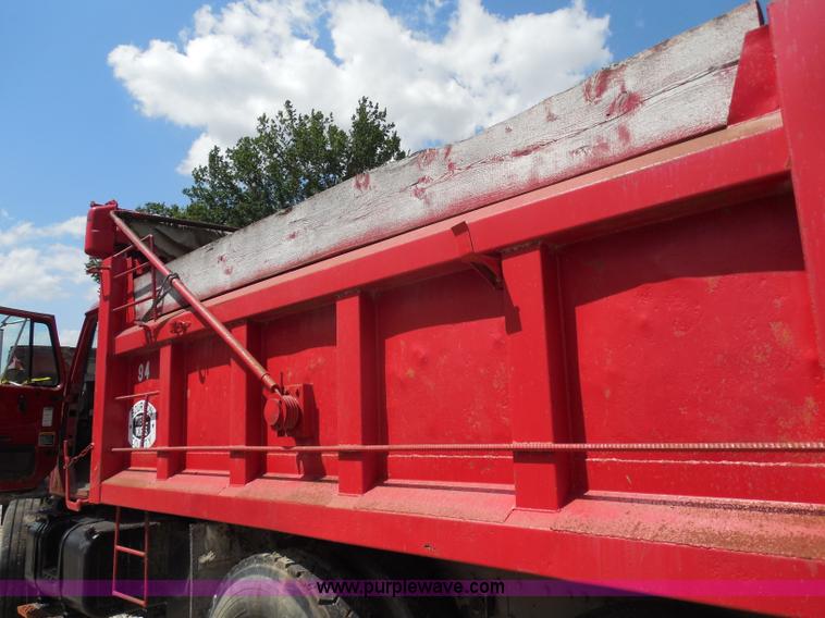 image for item H9752 1995 International 2554 dump truck