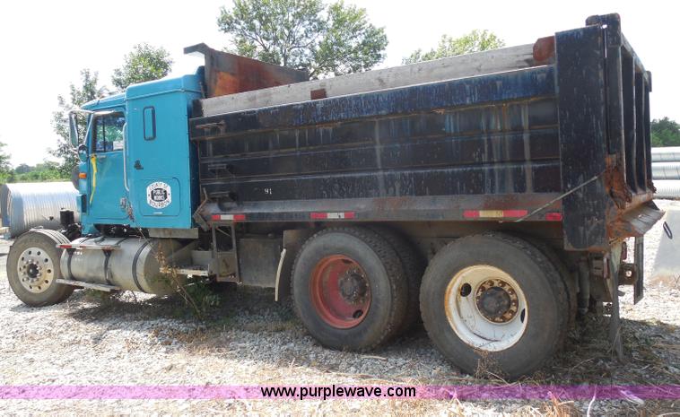 image for item H9754 1996 International 9300 dump truck