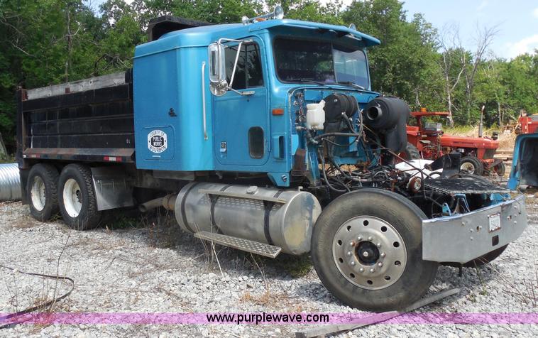 image for item H9754 1996 International 9300 dump truck