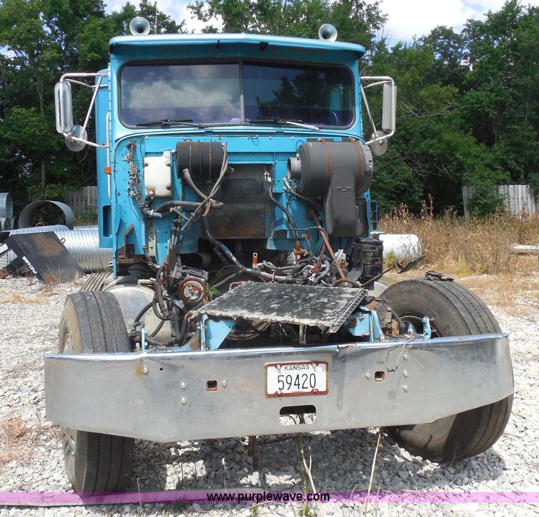 image for item H9754 1996 International 9300 dump truck