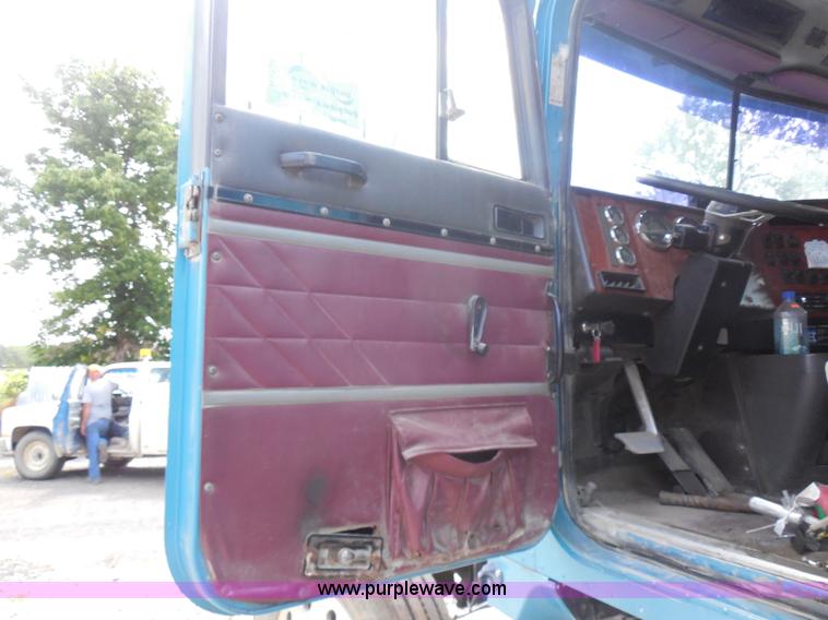 image for item H9754 1996 International 9300 dump truck