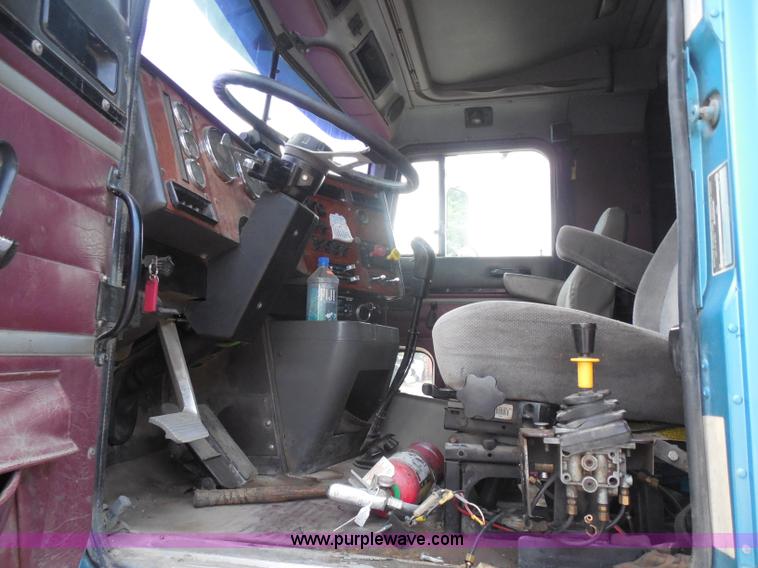 image for item H9754 1996 International 9300 dump truck