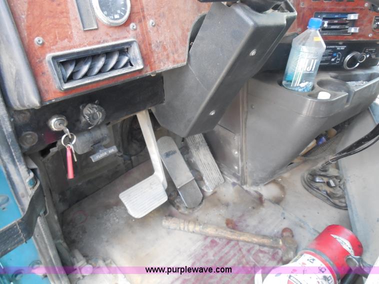 image for item H9754 1996 International 9300 dump truck
