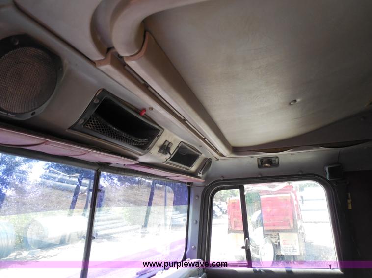 image for item H9754 1996 International 9300 dump truck