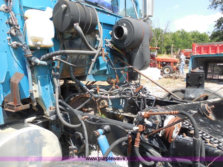 image for item H9754 1996 International 9300 dump truck