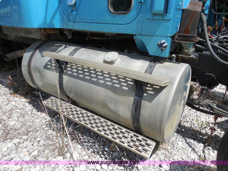 image for item H9754 1996 International 9300 dump truck