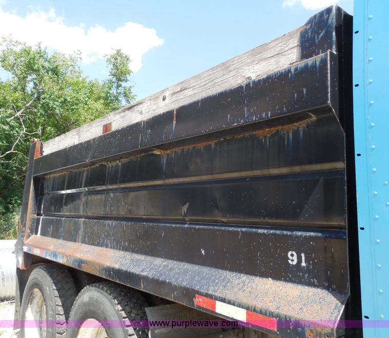 image for item H9754 1996 International 9300 dump truck