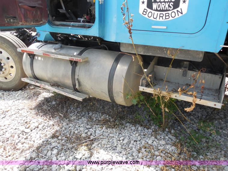 image for item H9754 1996 International 9300 dump truck