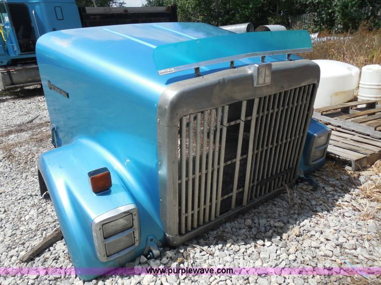 image for item H9754 1996 International 9300 dump truck