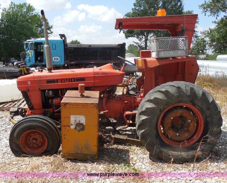 image for item H9756 1983 Ford 5610 tractor