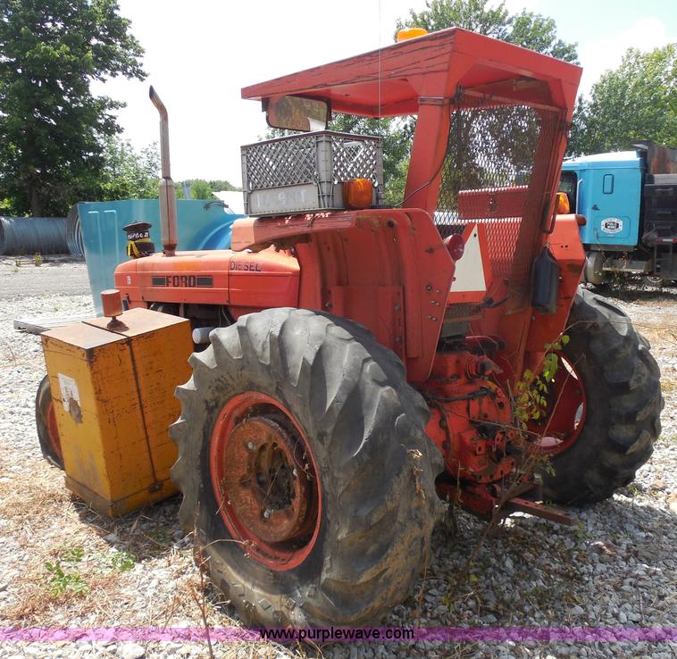 image for item H9756 1983 Ford 5610 tractor