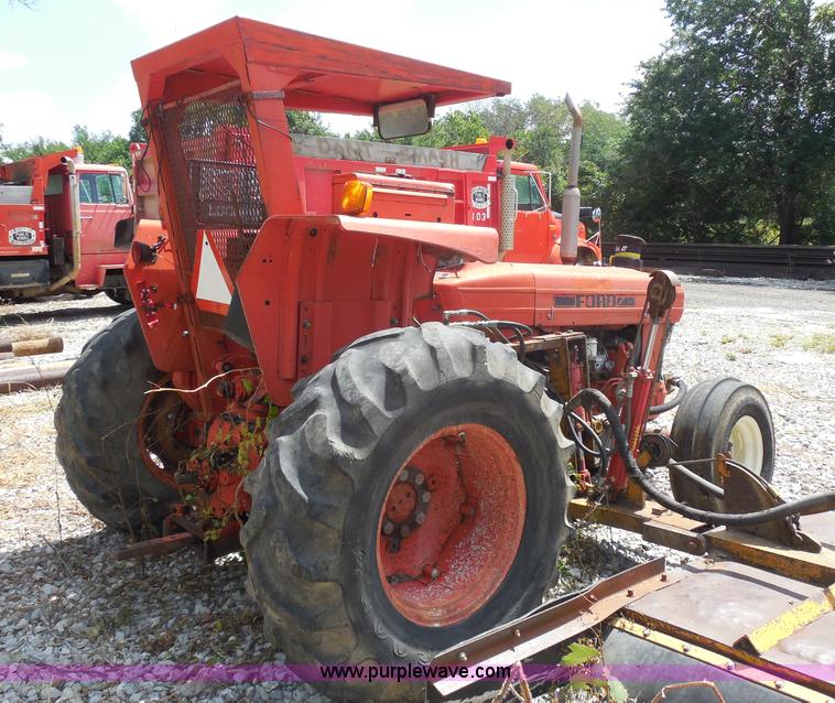 image for item H9756 1983 Ford 5610 tractor