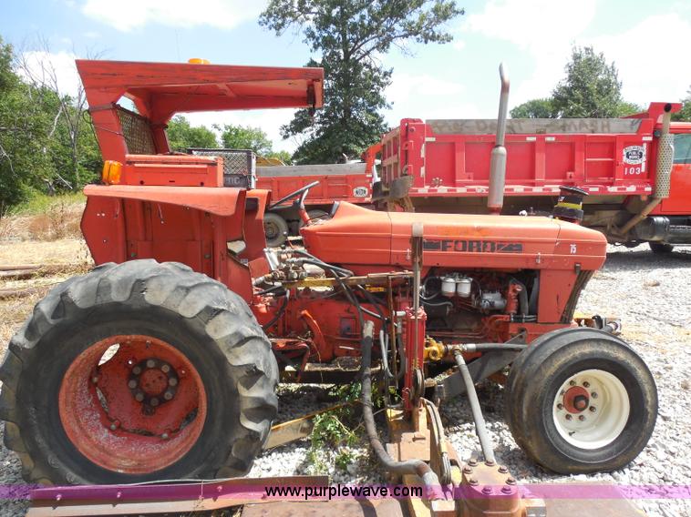 image for item H9756 1983 Ford 5610 tractor