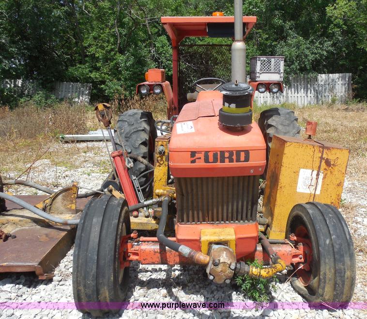 image for item H9756 1983 Ford 5610 tractor