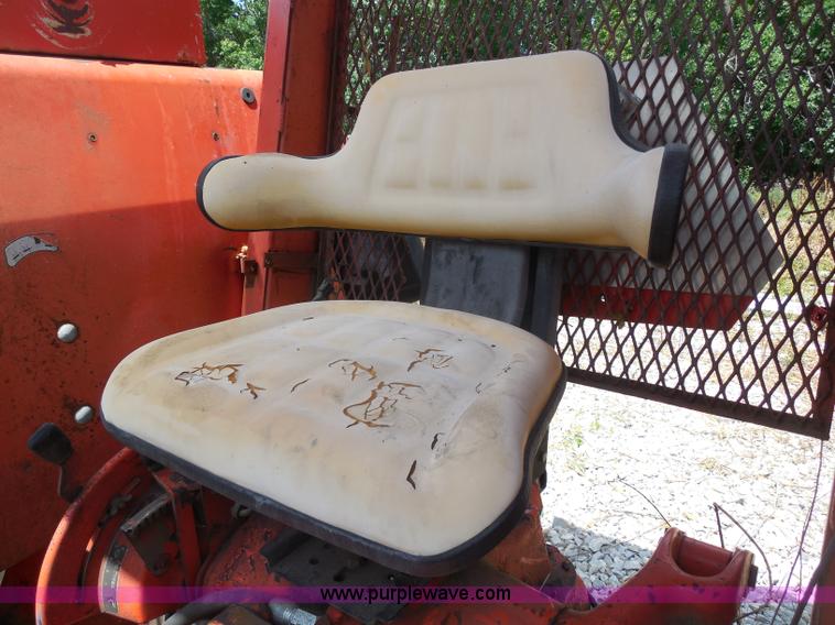 image for item H9756 1983 Ford 5610 tractor