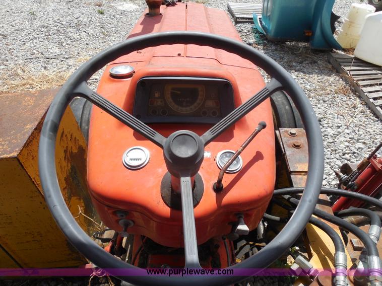 image for item H9756 1983 Ford 5610 tractor
