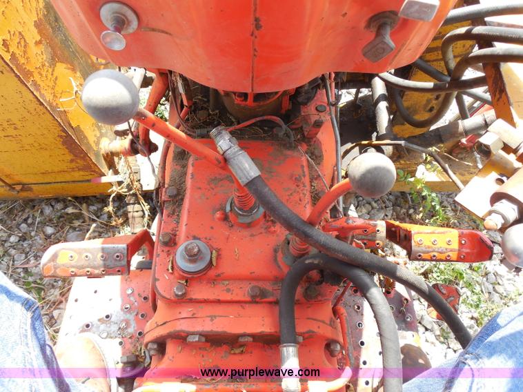 image for item H9756 1983 Ford 5610 tractor