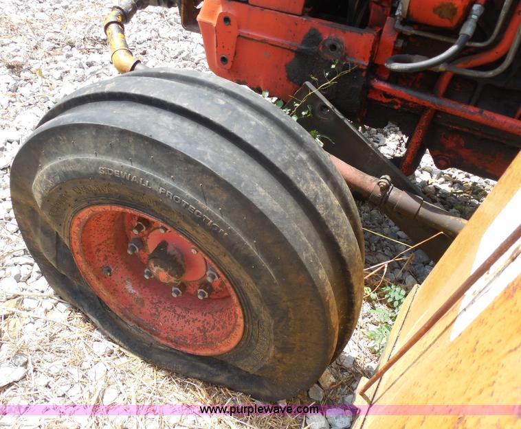 image for item H9756 1983 Ford 5610 tractor