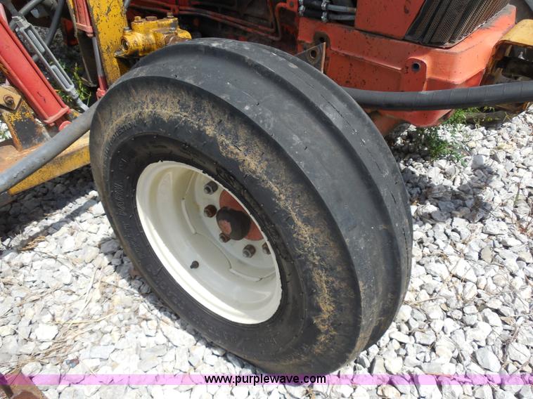 image for item H9756 1983 Ford 5610 tractor