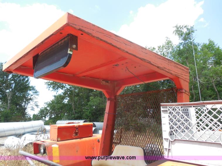 image for item H9756 1983 Ford 5610 tractor