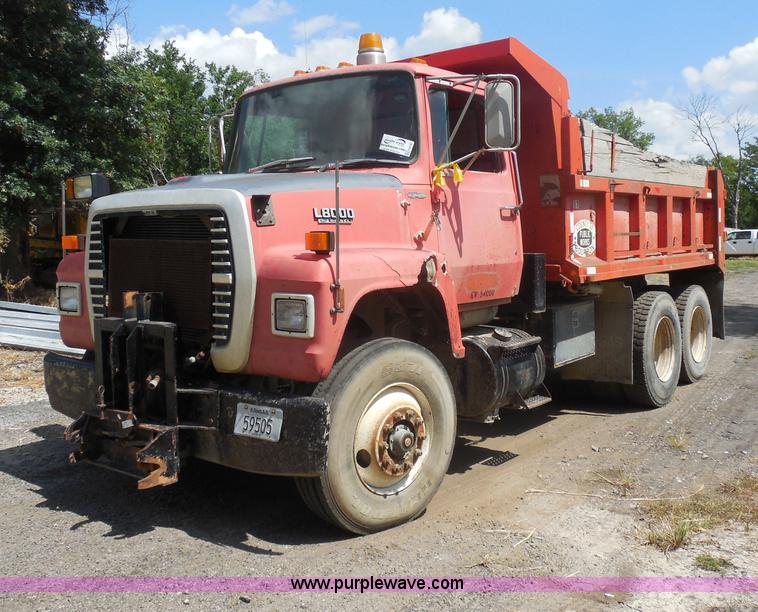 image for item H9757 1989 Ford LNT8000 dump truck