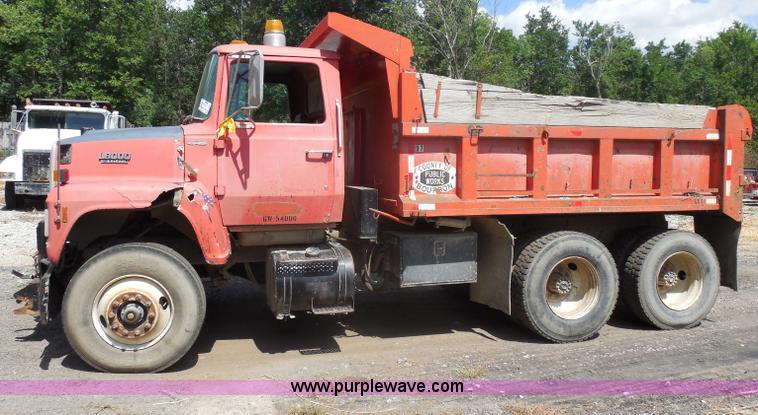 image for item H9757 1989 Ford LNT8000 dump truck