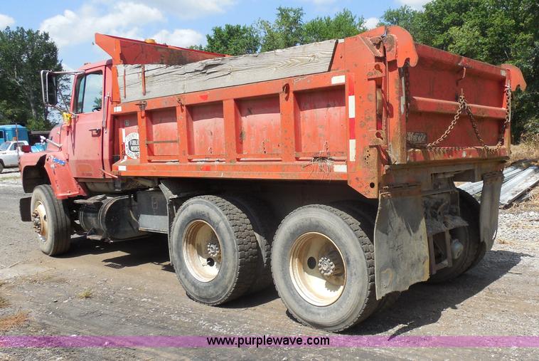image for item H9757 1989 Ford LNT8000 dump truck