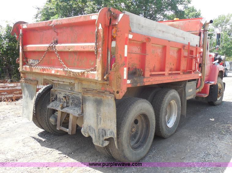 image for item H9757 1989 Ford LNT8000 dump truck