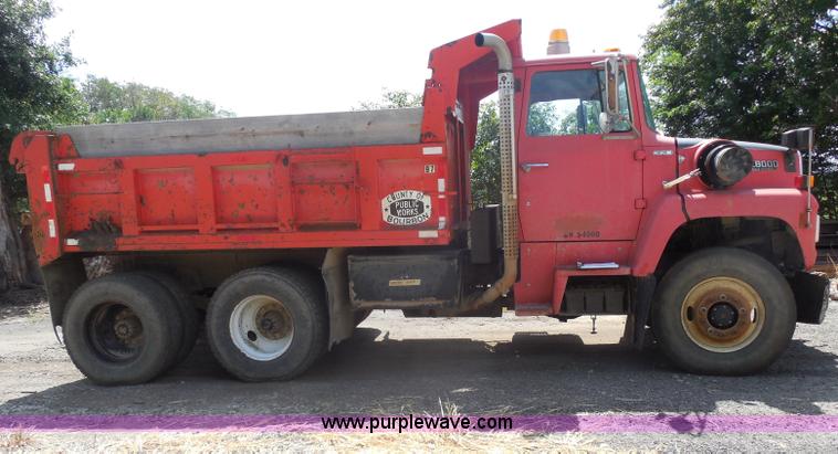 image for item H9757 1989 Ford LNT8000 dump truck