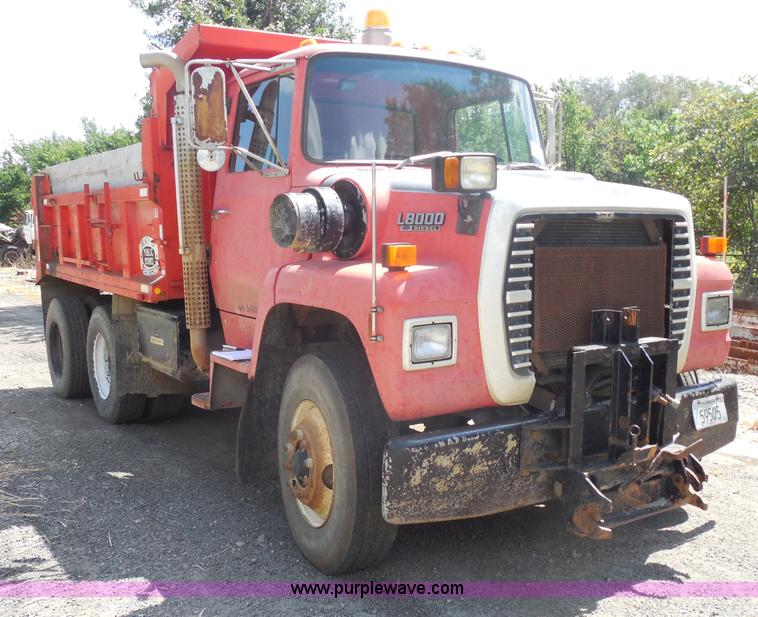 image for item H9757 1989 Ford LNT8000 dump truck