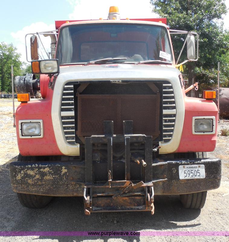 image for item H9757 1989 Ford LNT8000 dump truck