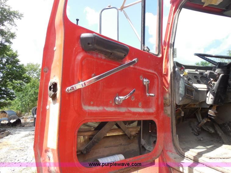 image for item H9757 1989 Ford LNT8000 dump truck