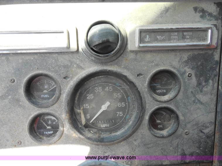 image for item H9757 1989 Ford LNT8000 dump truck