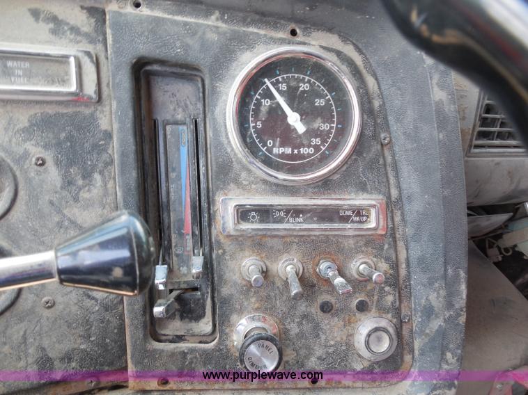 image for item H9757 1989 Ford LNT8000 dump truck