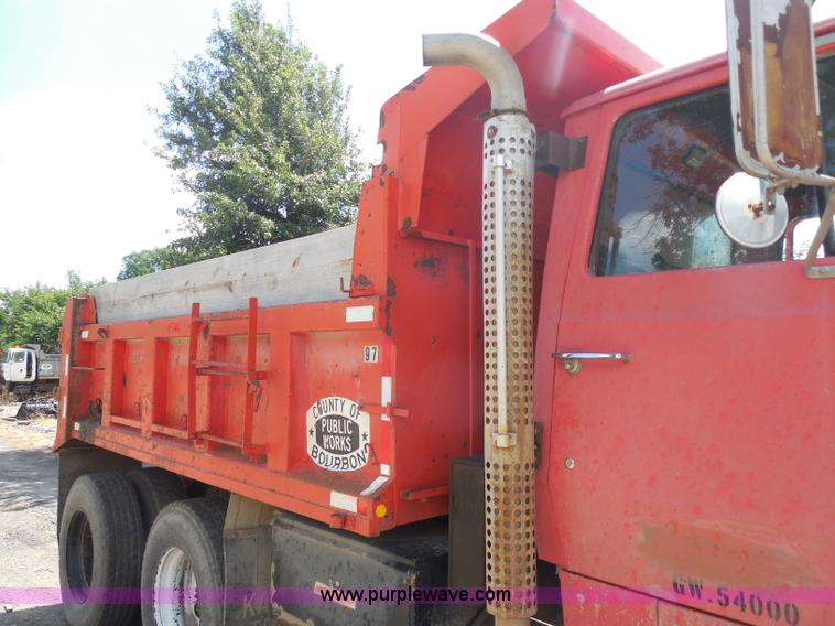 image for item H9757 1989 Ford LNT8000 dump truck