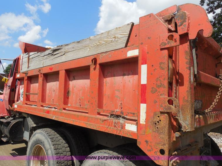 image for item H9757 1989 Ford LNT8000 dump truck