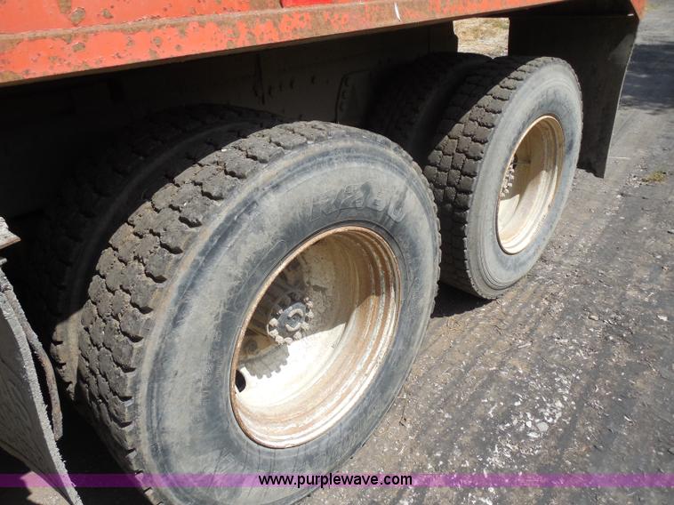 image for item H9757 1989 Ford LNT8000 dump truck