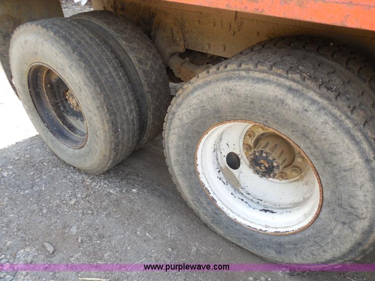 image for item H9757 1989 Ford LNT8000 dump truck