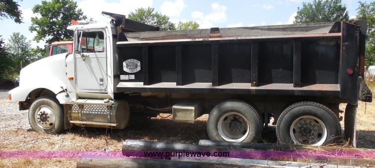 image for item H9758 1991 International 9400 dump truck