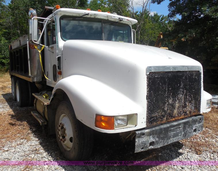 image for item H9758 1991 International 9400 dump truck