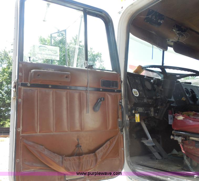 image for item H9758 1991 International 9400 dump truck