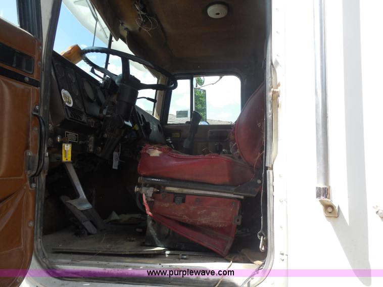 image for item H9758 1991 International 9400 dump truck