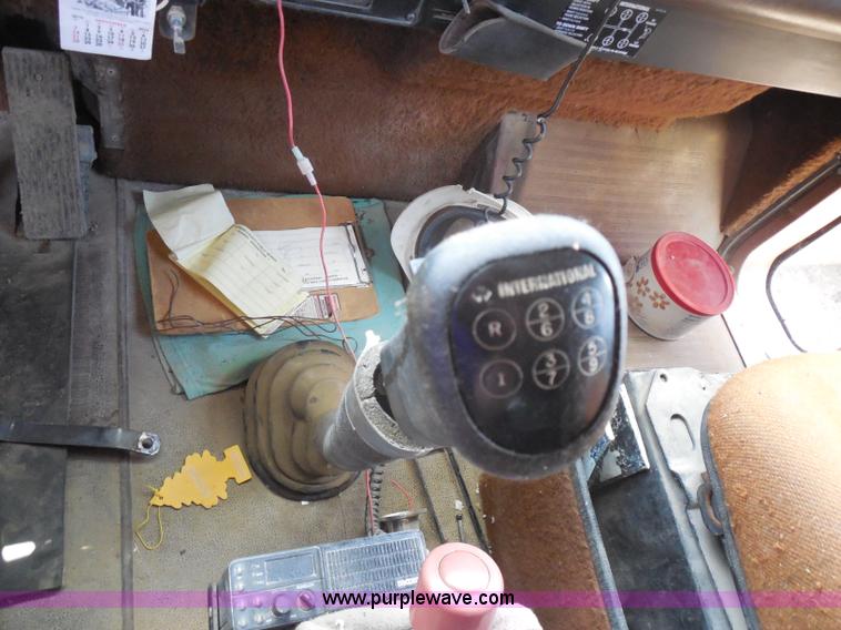 image for item H9758 1991 International 9400 dump truck