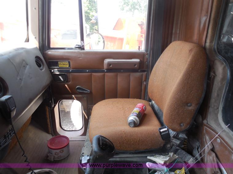 image for item H9758 1991 International 9400 dump truck