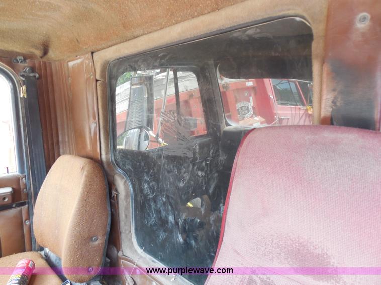 image for item H9758 1991 International 9400 dump truck